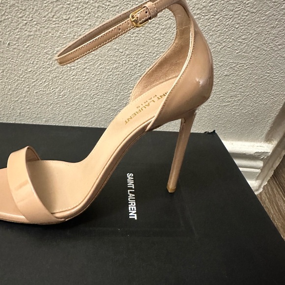 YSL AMBER SANDALS IN PATENT LEATHER
Nude - Picture 6 of 16